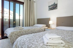 2 عدّة غرف نوم ومكواة/لوح كي وواي فاي مجانًا وملاءات أسرّة