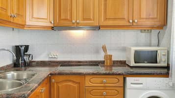 Kühlschrank, Mikrowelle, Herdplatte, Wasserkocher mit Kaffee-/Teezubehör