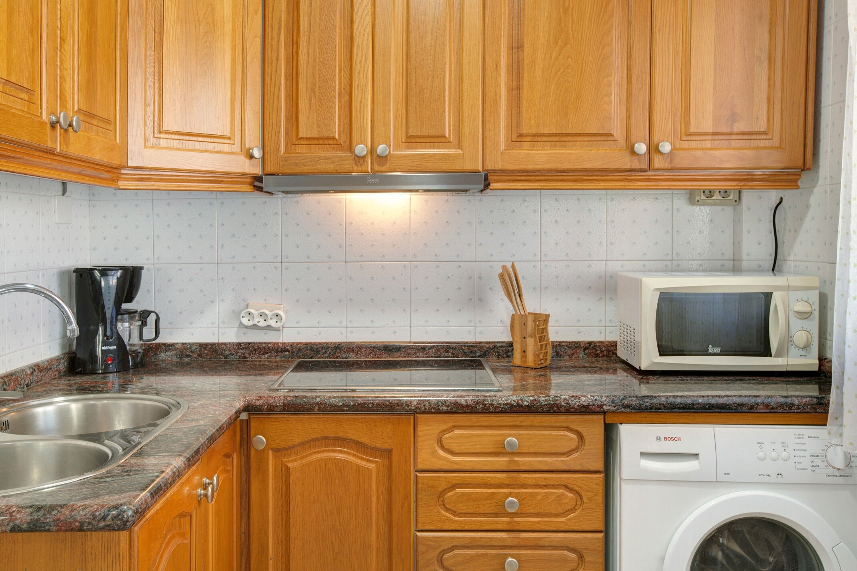 Frigorifero, microonde, piano cottura, macchina per tè/caffè