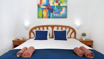 1 habitación, tabla de planchar con plancha, wifi gratis y ropa de cama