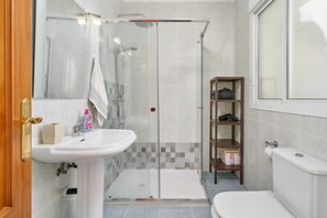 Bañera, secador de pelo y toallas