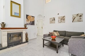 Televisión y chimenea 