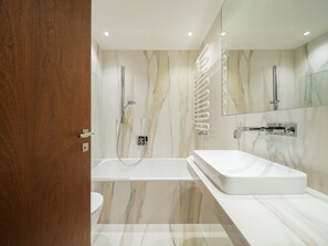 Badewanne, Haartrockner, Handtücher