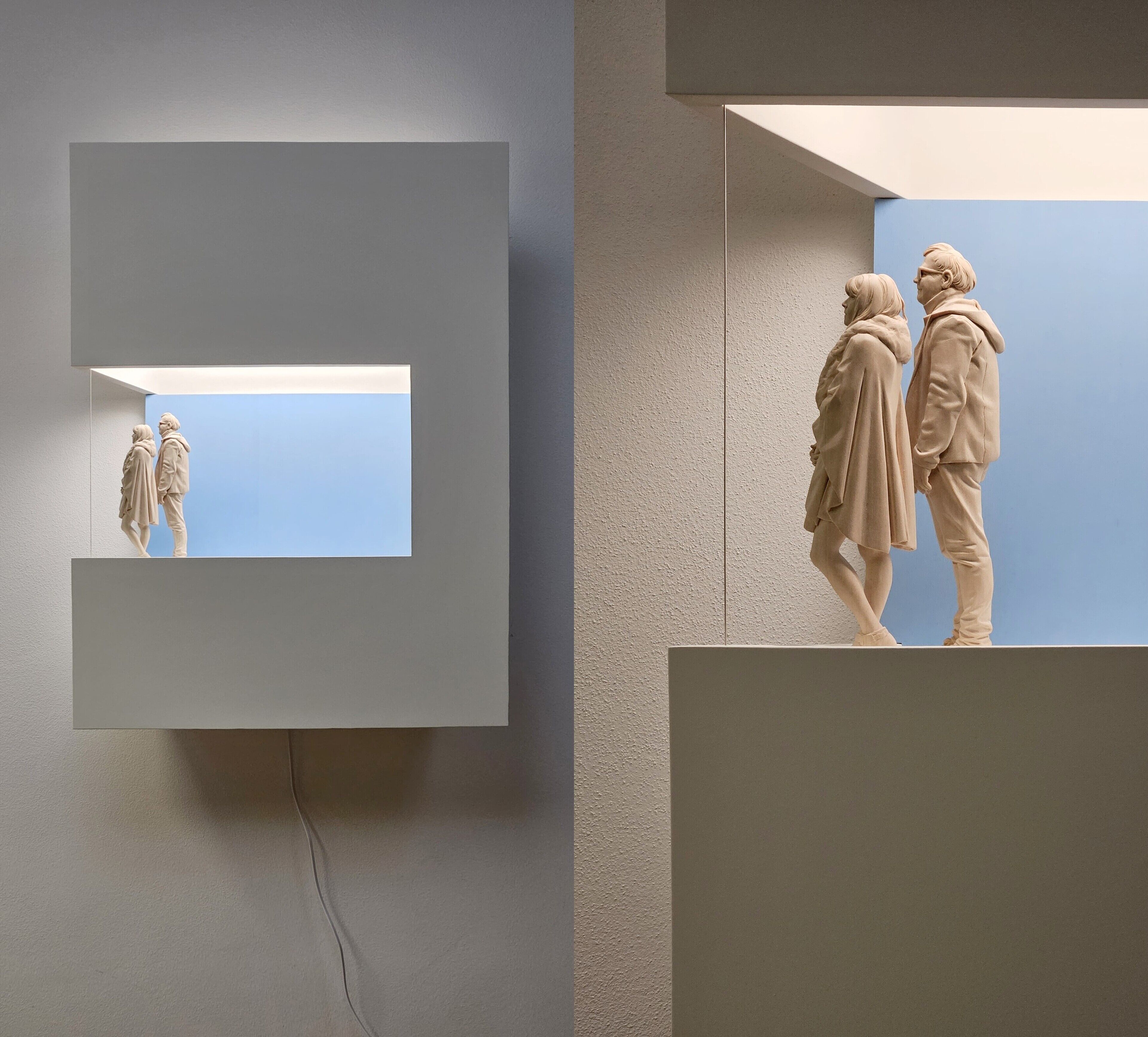 Un intérieur moderne au design minimaliste, agrémenté d’une sculpture murale et d’un luminaire aux formes géométriques.