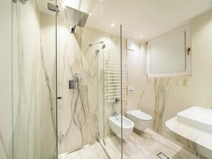 Badekar, hårtørrer, håndklæder