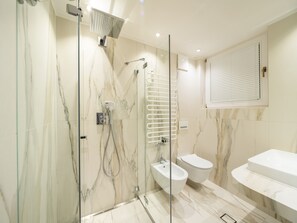 Baignoire, sèche-cheveux, serviettes fournies