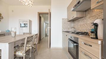 Kühlschrank, Ofen, Herdplatte, Wasserkocher mit Kaffee-/Teezubehör