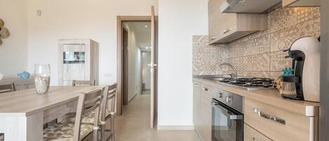 Réfrigérateur, four, plaque de cuisson, cafetière/bouilloire