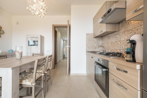 Kühlschrank, Ofen, Herdplatte, Wasserkocher mit Kaffee-/Teezubehör