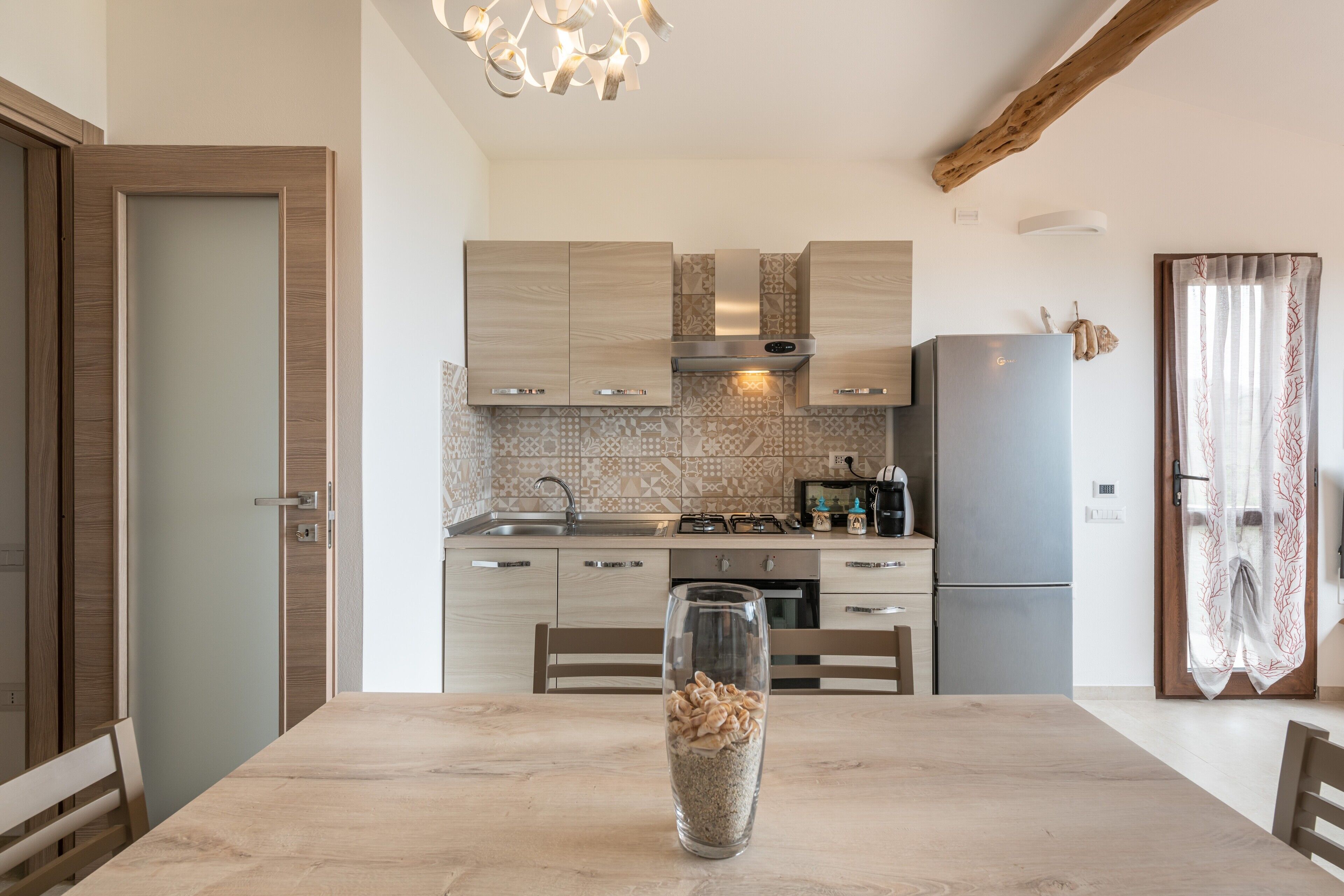 Fridge, oven, stovetop, coffee/tea maker