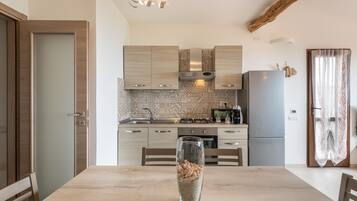 Fridge, oven, stovetop, coffee/tea maker
