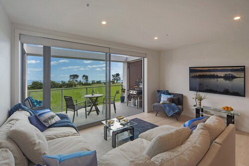 Oceanview Apartment with access to Spa pool and Swimming pools