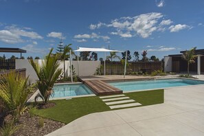 حمّام سباحة خارجي