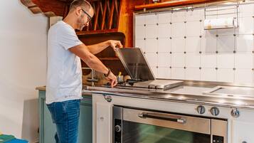 Een koelkast, een magnetron, een oven, een kookplaat