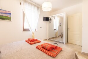 4 bedrooms, iron/ironing board, travel crib, free WiFi