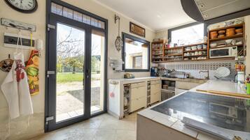 Frigorifero, microonde, forno, piano cottura