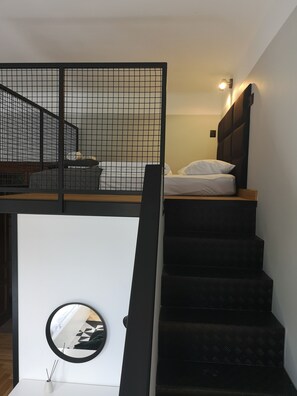 5 habitaciones, tabla de planchar con plancha y cuna de viaje 