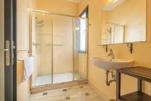 Bruser, hårtørrer, bidet, håndklæder