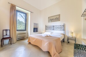 5 chambres, fer et planche à repasser, accès au Wi-Fi (inclus)