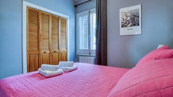 2 slaapkamers, een strijkplank/strijkijzer, gratis wifi, beddengoed