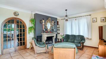 Een televisie en een open haard