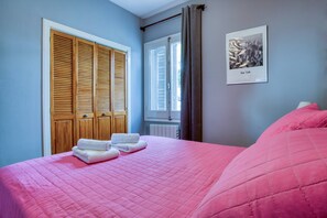 2 bedrooms, iron/ironing board, free WiFi, bed sheets
