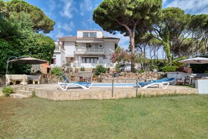 Outdoor dining - Apartment with Terrace and Sea Views, Pool, Wi-Fi & Garden (Calonge)