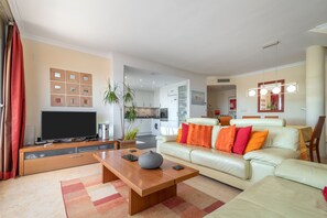 Tv, dvd-afspiller, stereoanlæg