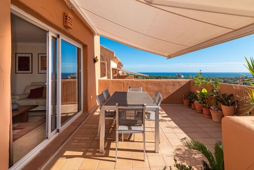 'Marbella Penthouse apartment' with Sea View, Pool, Wi-Fi, Garden & Terrace