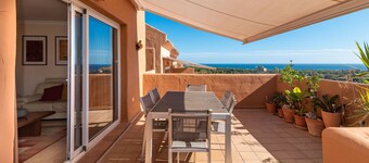 'Marbella Penthouse apartment' with Sea View, Pool, Wi-Fi, Garden & Terrace