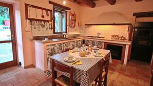Une cuisine avec une nappe à carreaux, une cuisinière et un évier.