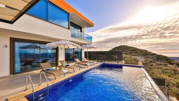 Family Villa | 5 bedrooms, free WiFi