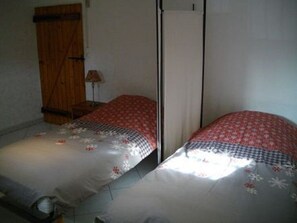 2 bedrooms, iron/ironing board, free WiFi