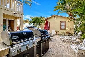 Property grounds - 🌊 Gulf Front Balcony Bliss — 1BR Condo at Surf Song Resort #348 (Madeira Beach)