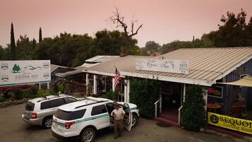 Un edificio con un letrero que dice 'Gena's Sierra Inn Restaurant | Bar | Motel'.