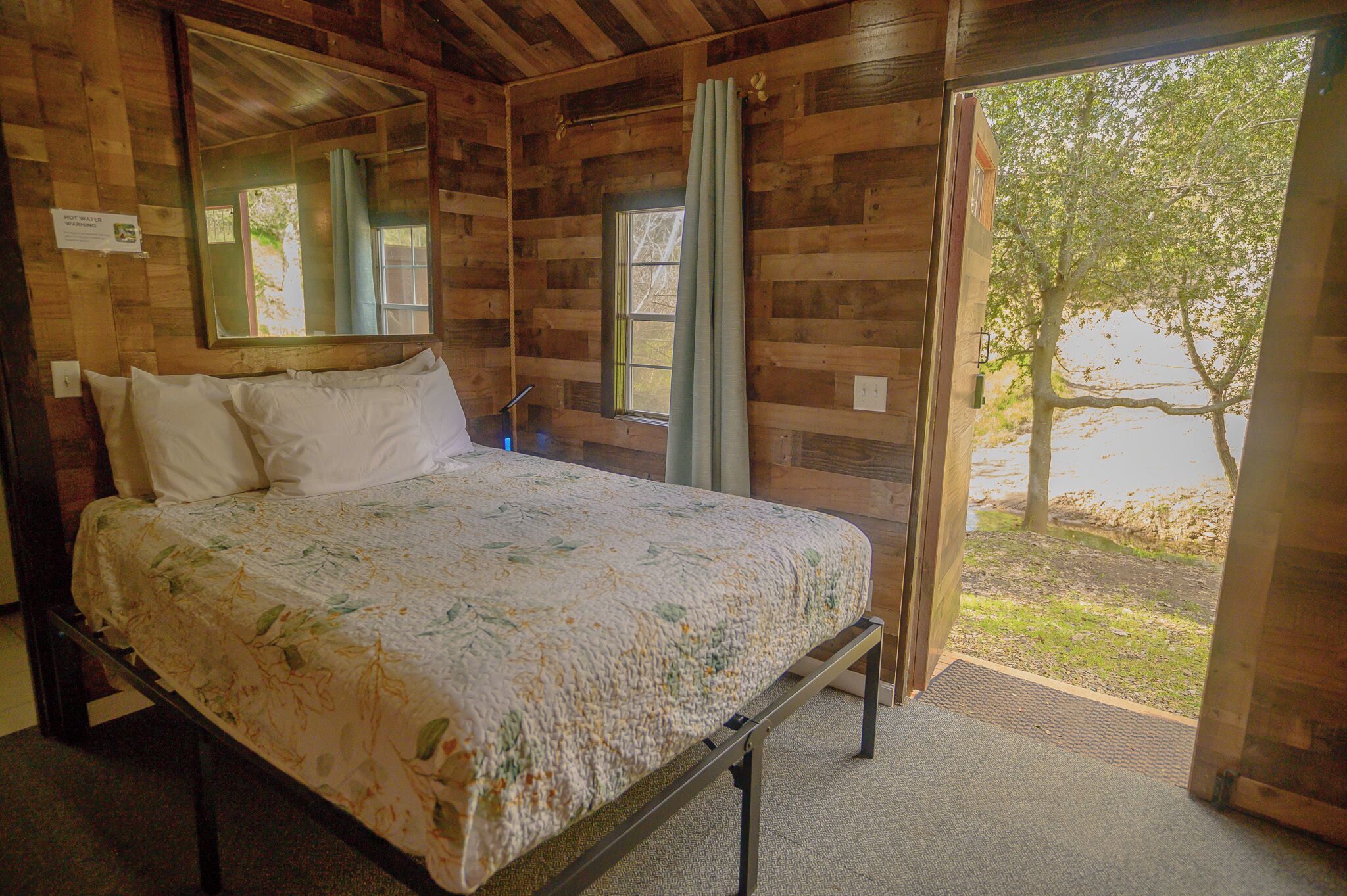 Cabaña panorámica | Decoración personalizada, muebles diferentes y wifi gratis 