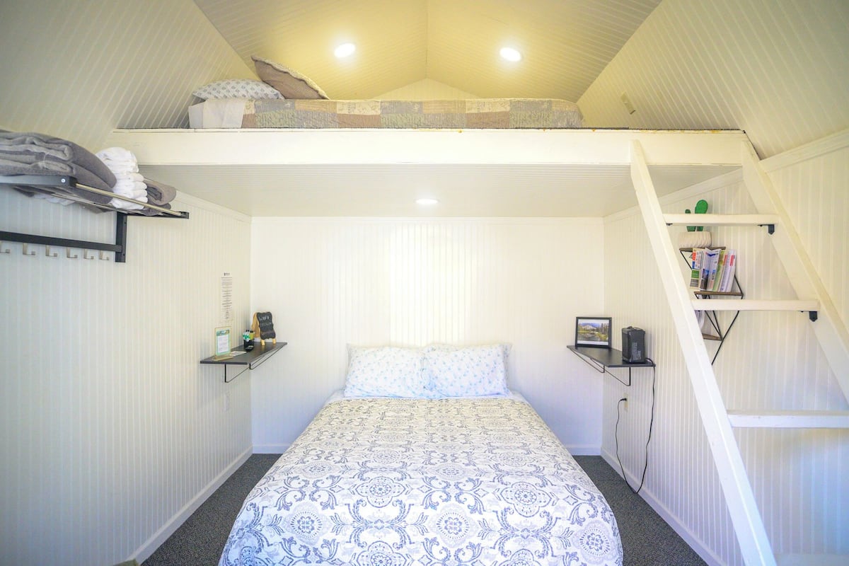 Economy Cabin (Cabin John Muir (Gray) / Shared Bath) | WiFi (free), individually decorated, individually furnished, bed sheets