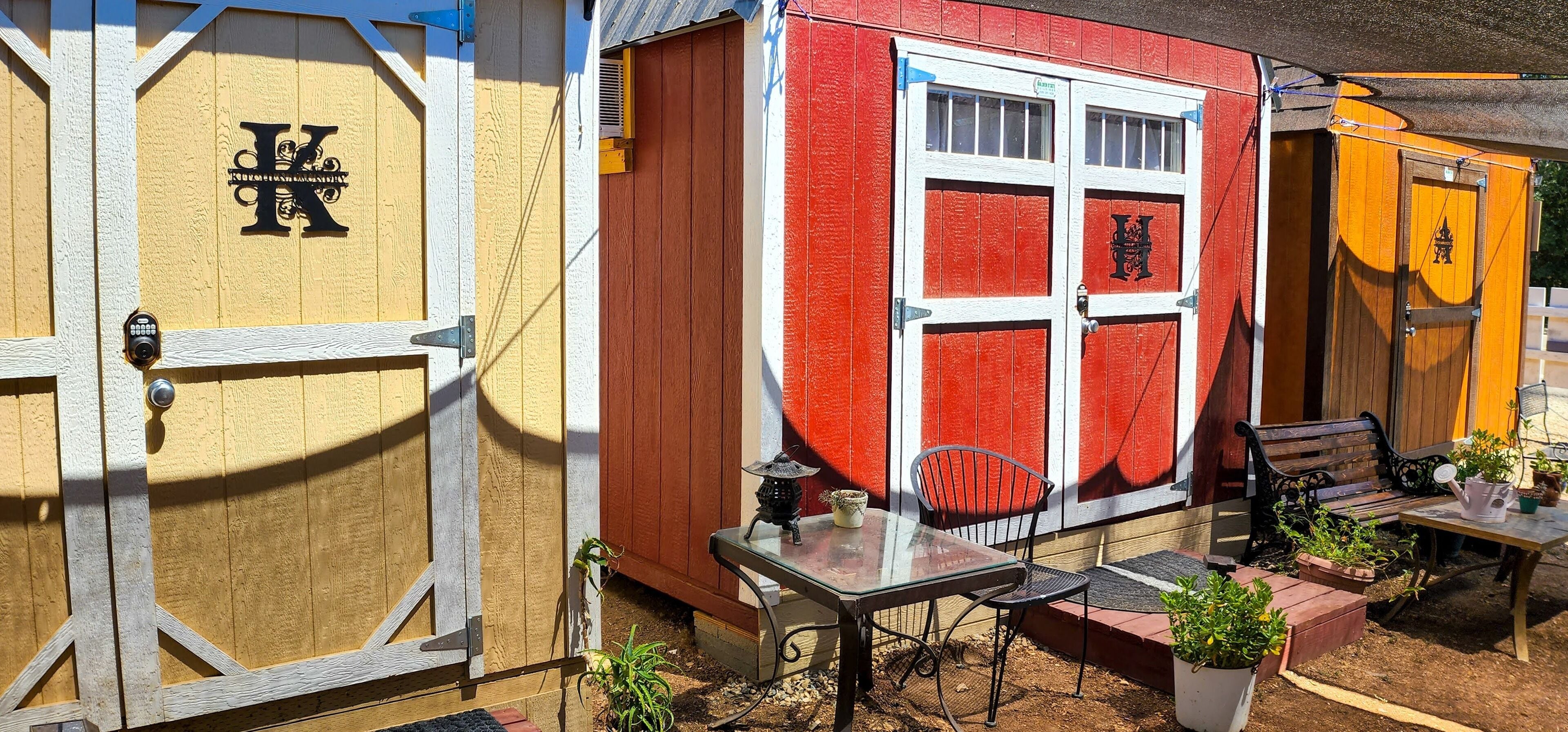 Un edificio rojo y amarillo con una puerta grande marcada con una 'K' negra.