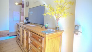Ein Holzboden mit einem kleinen Topfpflanzen, einer Kreidetafel und einer Kaffeemaschine.