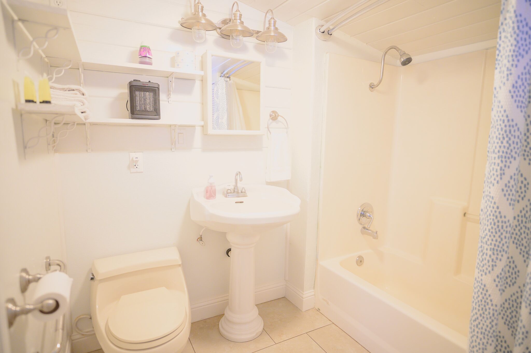 Ein Badezimmer mit Waschbecken, Toilette und Badewanne.