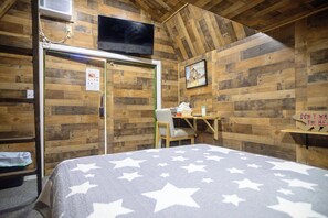 Economy Cabin (Mini Cabin Susan Thew (Green)) | Individually decorated, individually furnished, free WiFi, bed sheets