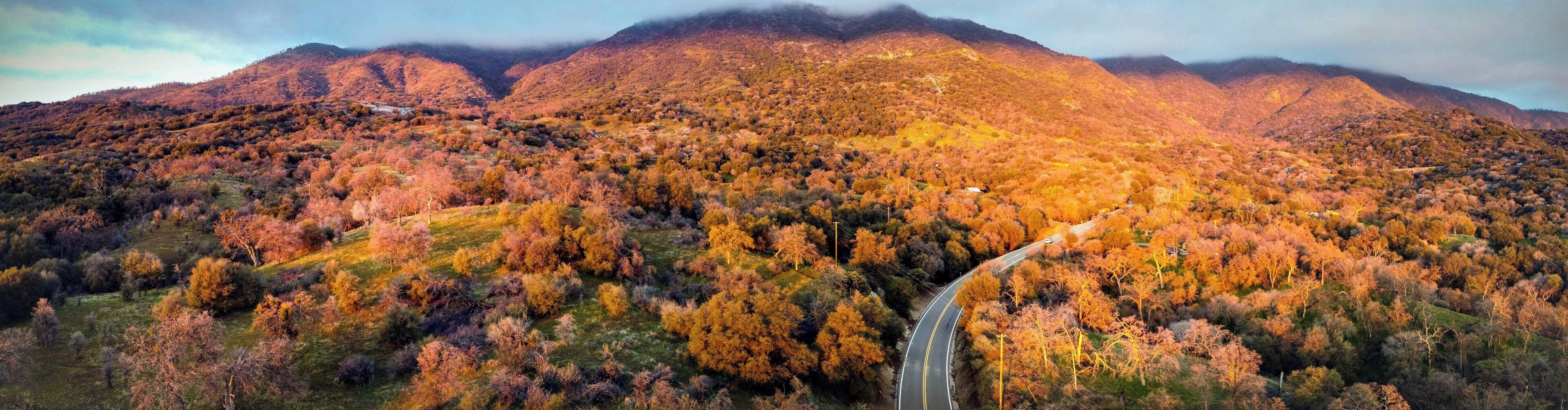 Paesaggio montuoso con una strada tortuosa.