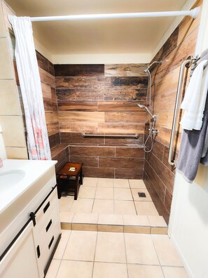 Panoramic Cabin (Creekside Chalet) | Bathroom | Eco-friendly toiletries, towels, soap, shampoo