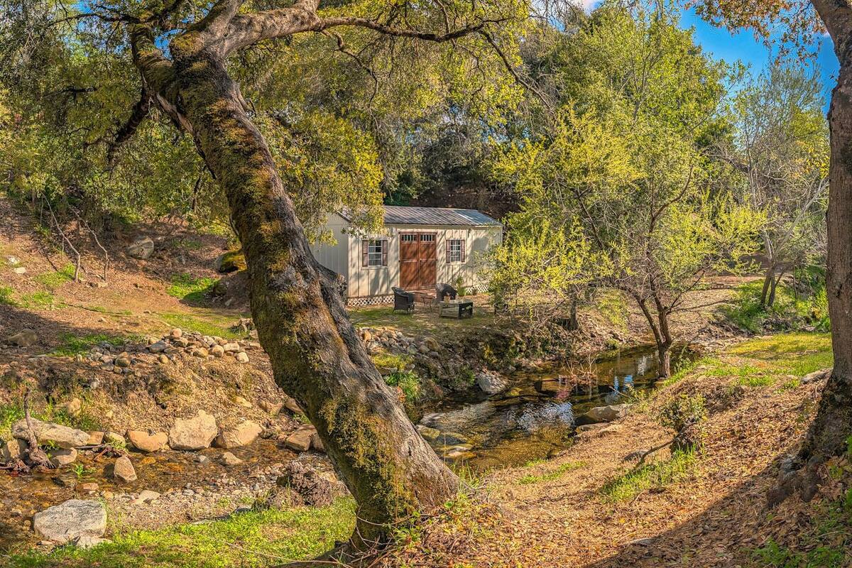 Panoramic Cabin (Creekside Chalet) | WiFi (free), individually decorated, individually furnished, bed sheets