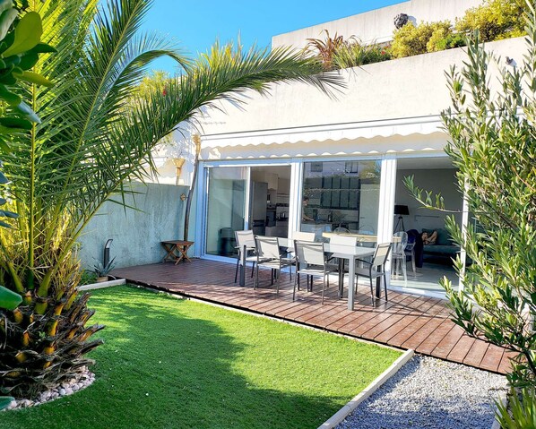Outdoor dining - Apartment T4 Garden level + garage + swimming pool (Bandol)
