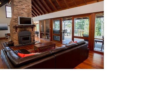 IRONBARKHOUSE on the beautiful Tomaga River// Pool