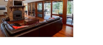 IRONBARKHOUSE on the beautiful Tomaga River// Pool