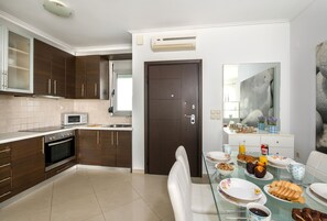 Fridge, microwave, oven, coffee/tea maker - Sweet Breeze: 1 minute walk to sandy beach (Chania)