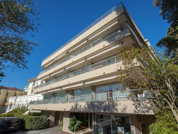 A multi-story building with balconies and large windows. - Beachside Studio with AC, Balcony, and Free WiFi - Near Downtown & 50m from the Beach (Saint-Raphaël)