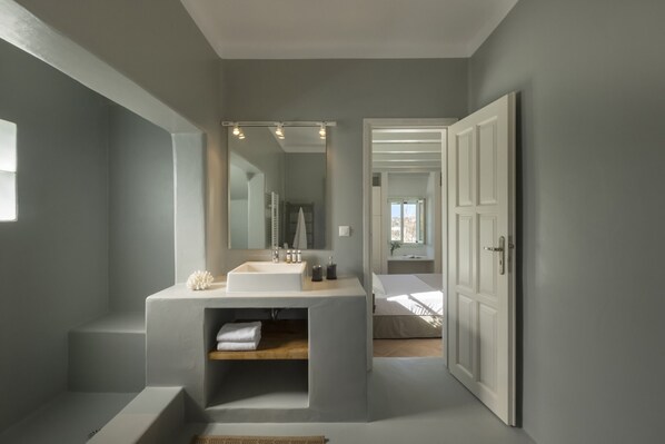 3 habitaciones y tabla de planchar con plancha 